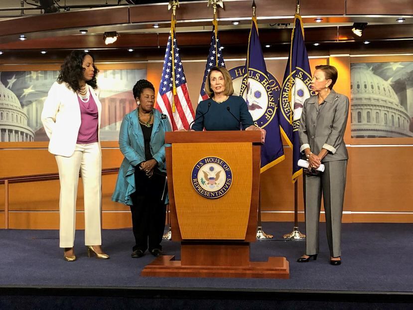 De izquierda a derecha, Stacey Plaskett,  Sheila Jackson Lee, Nancy Pelosi y Nydia Velázquez. (Suministrada)