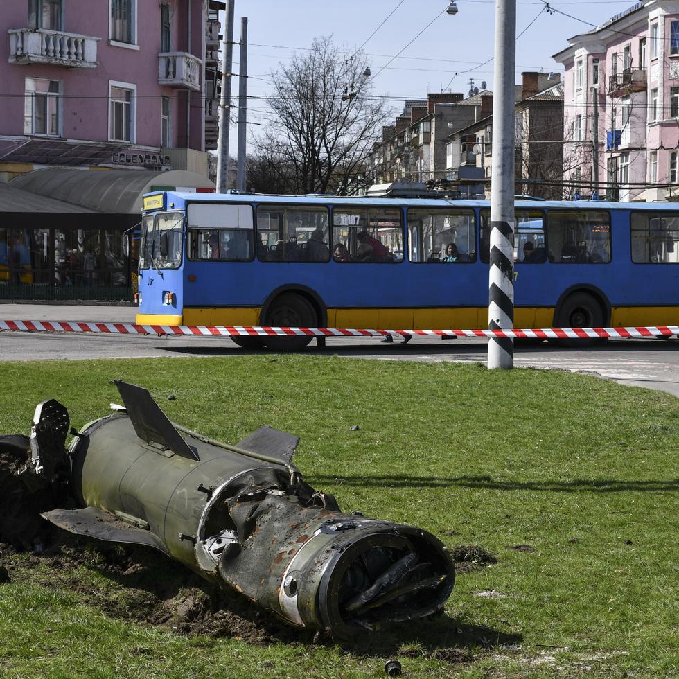 Un fragmento de un misil Tochka-U ruso que cayó en una estación de trenes en Kramatorsk, Ucrania.