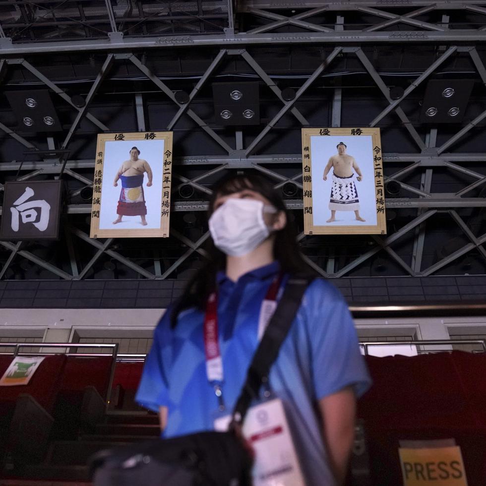 Imágenes de famosos peleadores de sumo adornan el techo del coliseo que se usa para el boxeo olímpico.