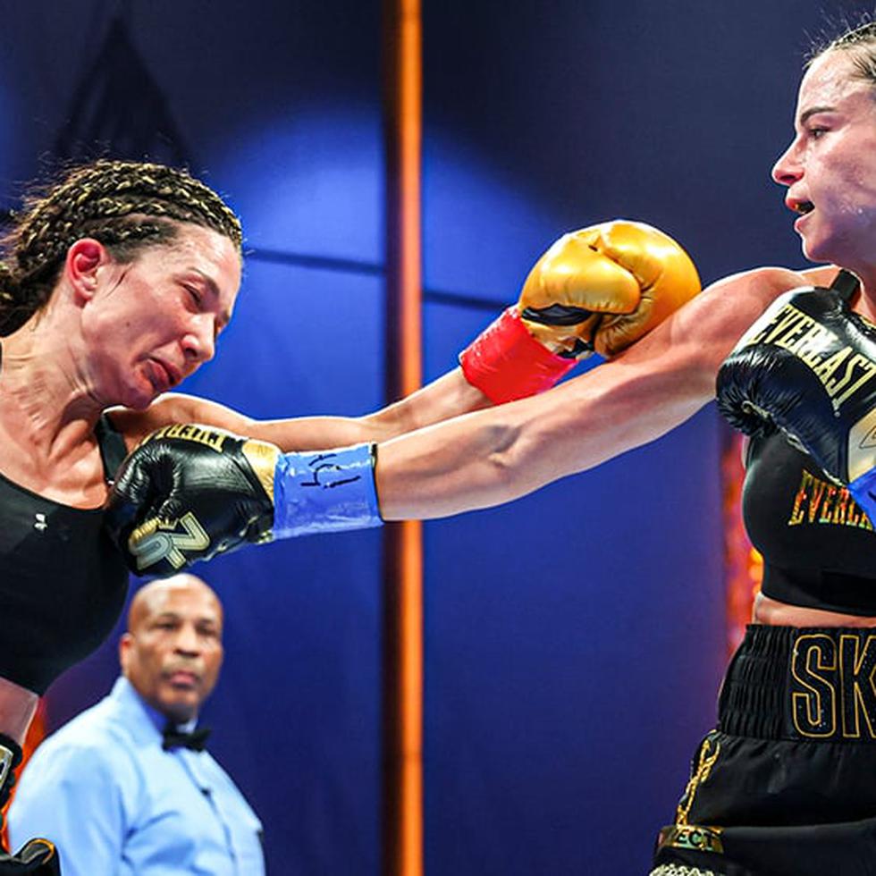 Skye Nicolson, a la derecha, golpea a Sarah Mahfoud durante la pelea del sábado en Las Vegas.