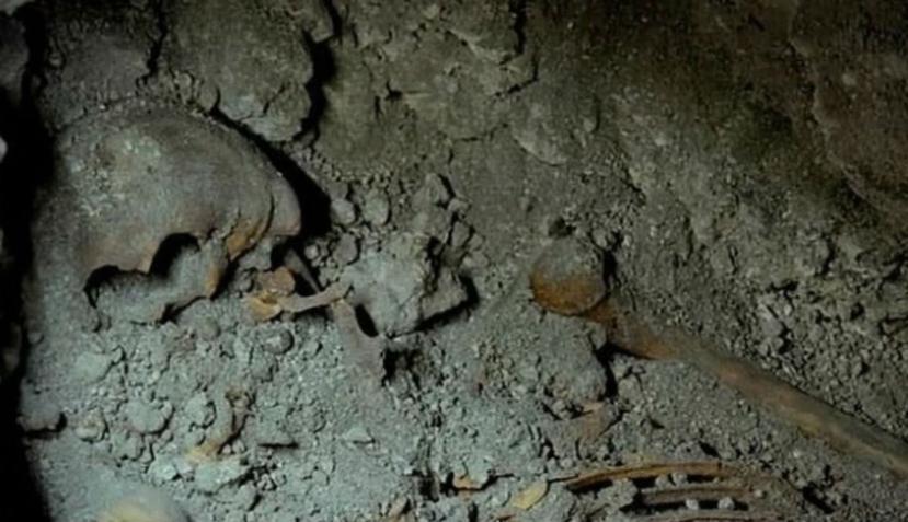 Junto a los restos permanecía el cráneo de un niño, aparentemente sacrificado (National Geographic).