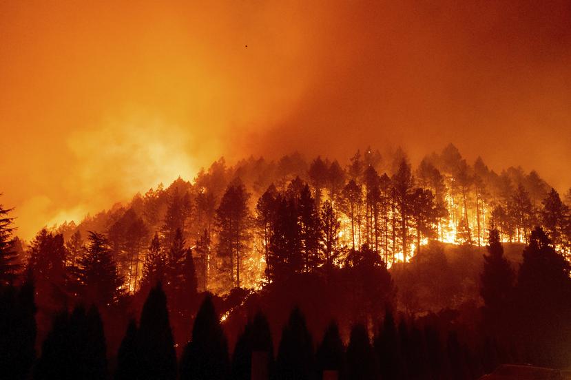 En esta fotografía de archivo del 27 de septiembre de 2020, el incendio Glass arde en una ladera en el sendero Silverado en Santa Helena, California.
