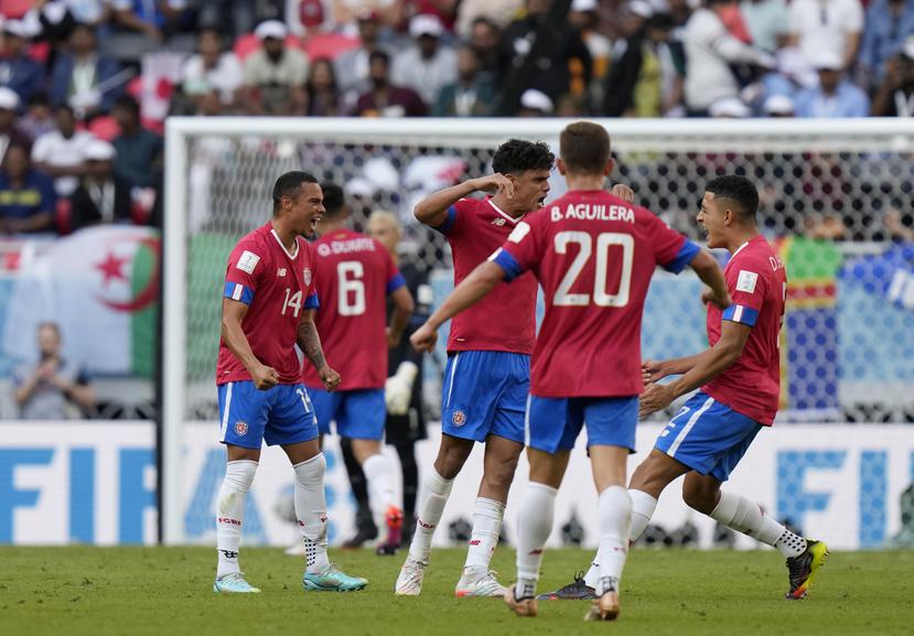 Los jugadores de Costa Rica celebran al final del partido que le ganaron a Japón 1-0 por el Grupo E de la Copa del Mundo el pasado domingo, y que les dio nueva vida tras ser arrollados 7-0 por los españoles.