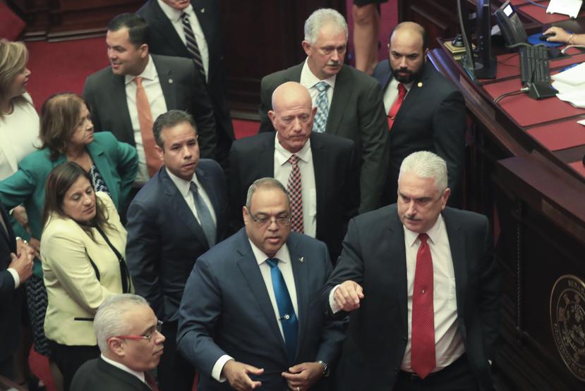 El presidente del Senado, Thomas Rivera Schatz, junto a varios senadores en el hemiciclo.