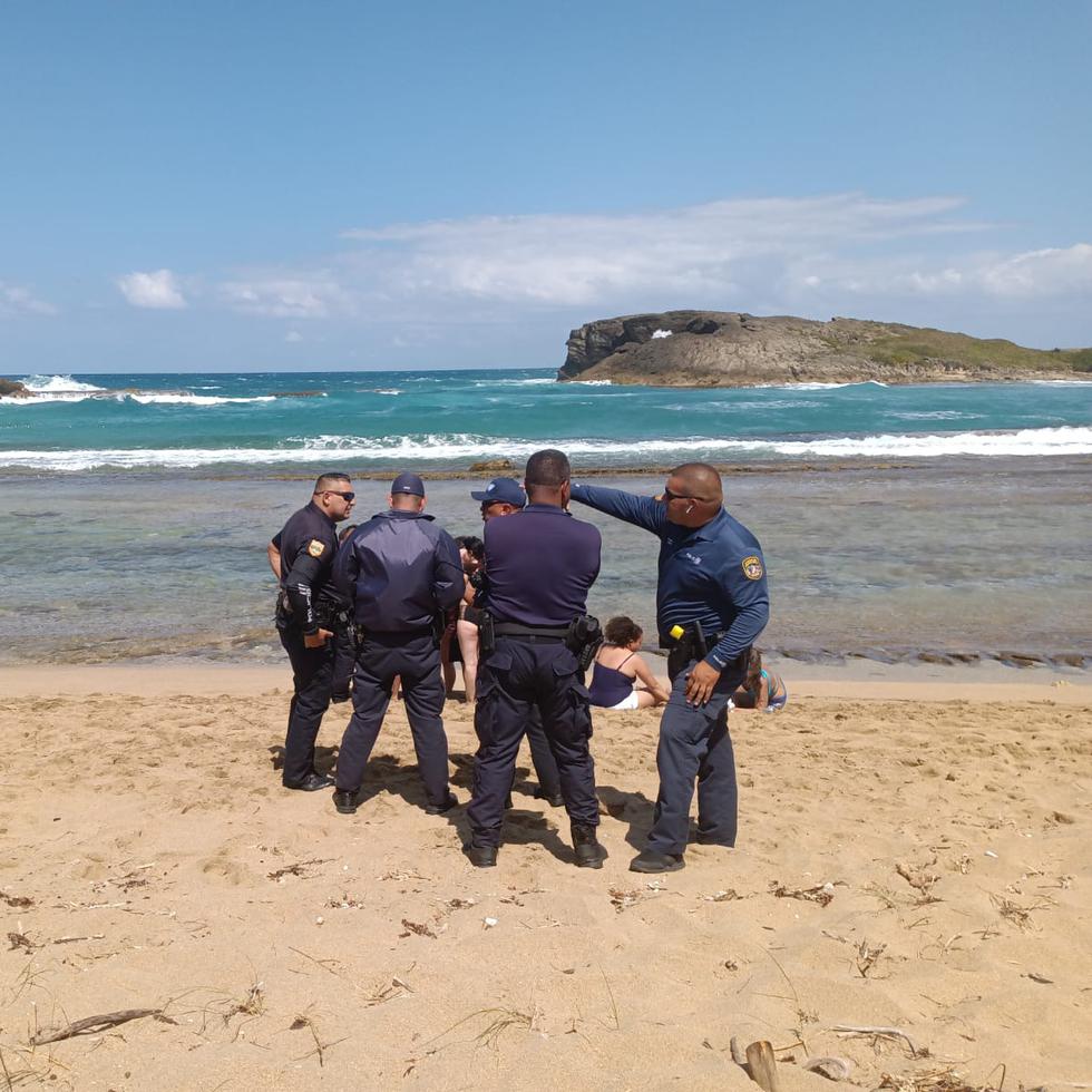 Funcionarios que se encontraban en la playa Caracoles, en Arecibo, donde cinco personas fueron arrastradas por las corrientes marinas.