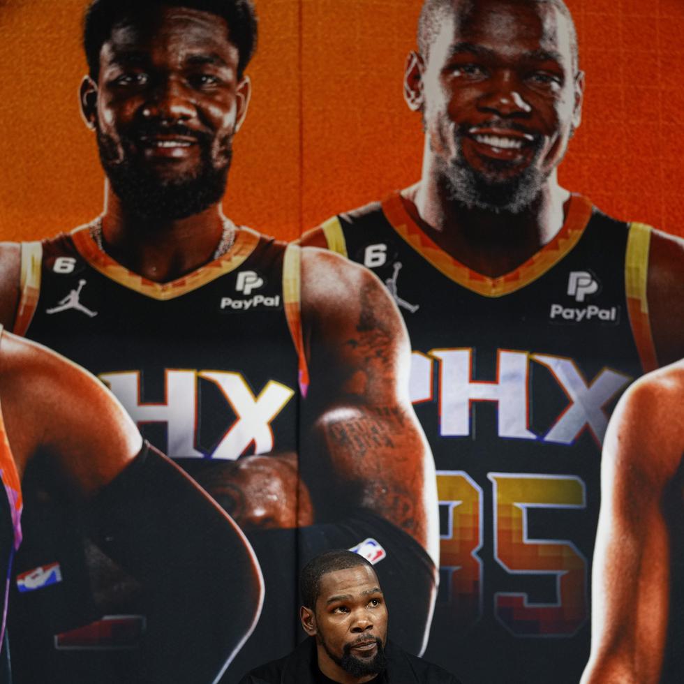 Kevin Durant, alero de los Suns de Phoenix, habla con la prensa tras ser presentado como nuevo integrante del equipo.