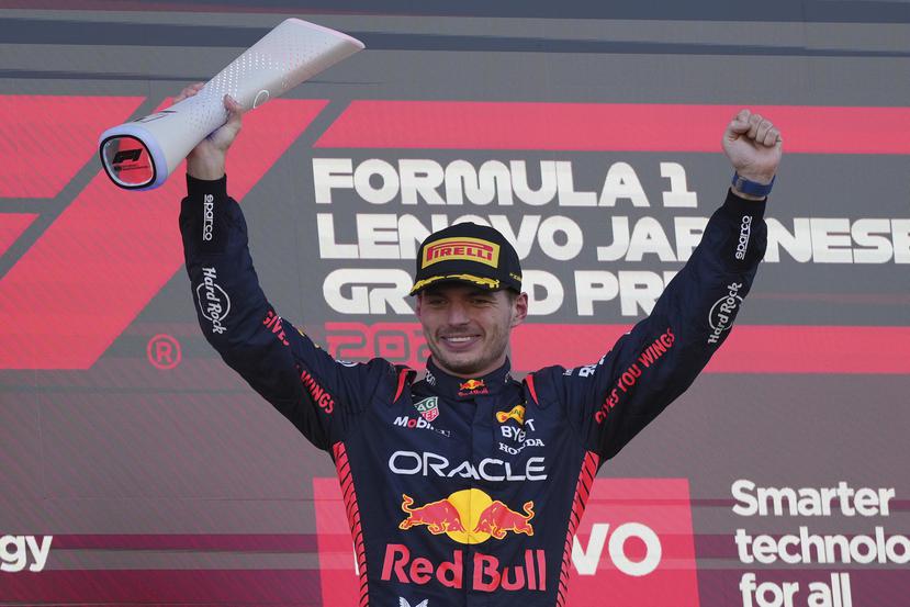 Max Verstappen celebra en el podio tras su victoria en Japón.