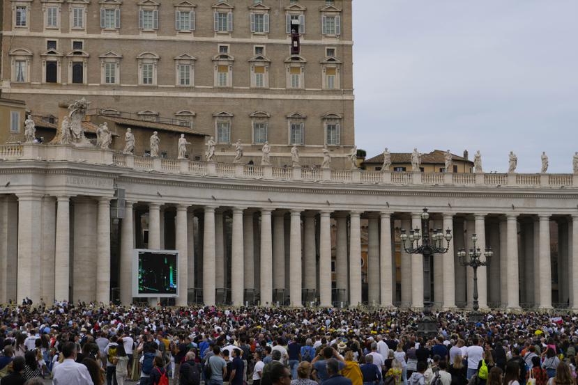 Feligreses escuchan al papa Francisco durante un discurso en el Vaticano. El pontífice reaccionó con vergüenza al escándalo en la Iglesia católica en Francia.