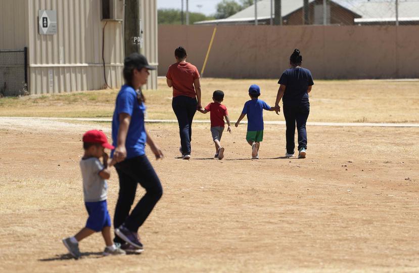 Inmigrantes que solicitaron asilo en Estados Unidos caminan en el centro de detención Centro Residencial para Familias South Texas. (AP/Eric Gay)