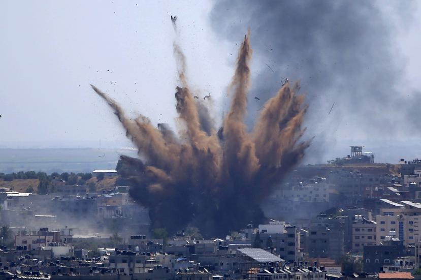 Explosión por un cohete lanzado desde Israel hacia Gaza.