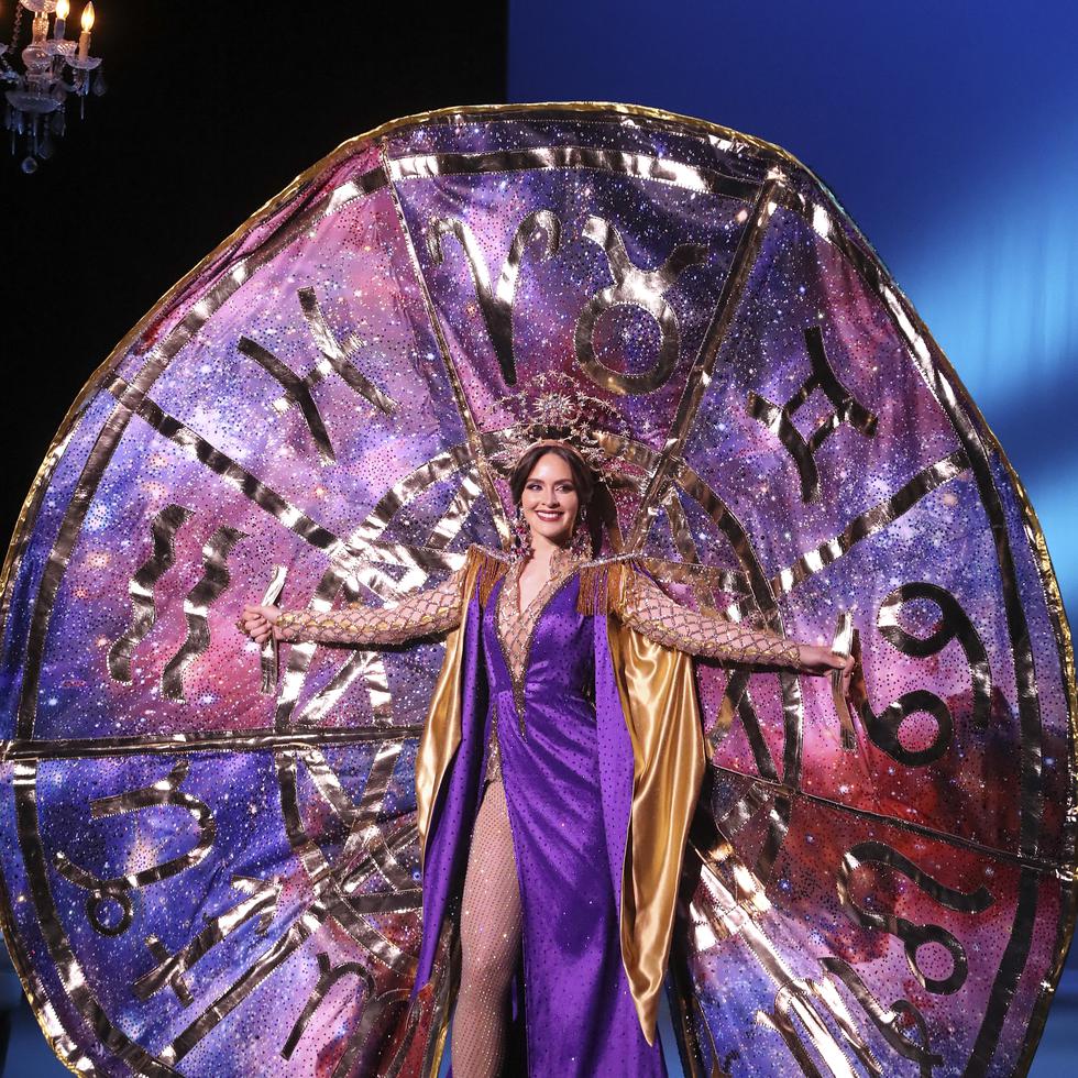 Estefanía Soto durante la presentacion de su traje típico para el Miss  Universe, el cual está inspirado en el astrólogo puertorriqueño Walter Mercado.