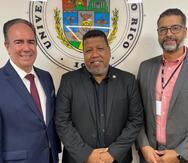 Nino Correa (al centro) junto al presidente de la UPR Luis A. Ferrao y Ricardo Dalmau, presidente de la Junta de Gobierno.