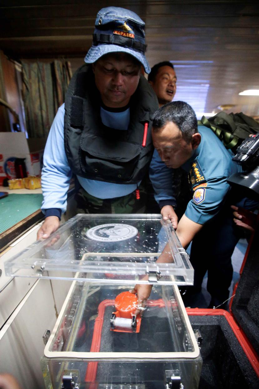 Un agente indonesio muestra uno de los dispositivos de la caja negra del avión de Lion Air que se estrelló el lunes en el mar de Java con 189 ocupantes. (EFE)
