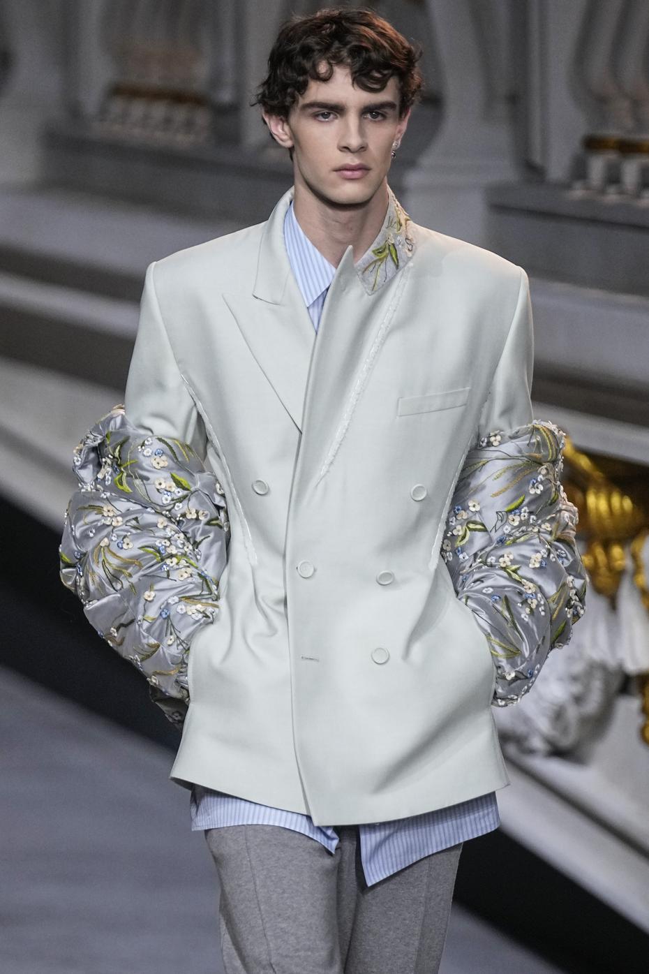 El “New Look” se vio en las chaquetas, marcadas en la cintura y con un ligero volumen, como el mítico modelo “Bar” de la firma, aunque en tonos grises y tejidos muy británicos.