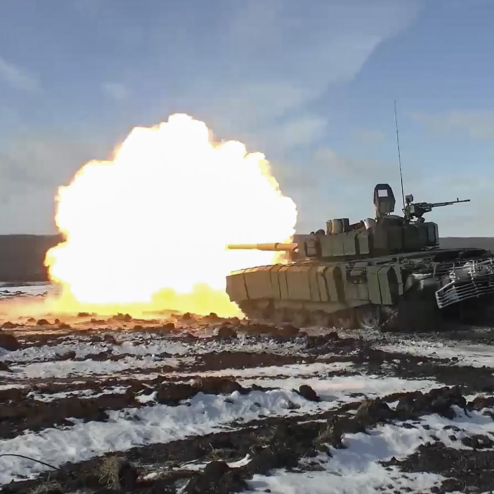 Una imagen tomada de un video publicado este 7 de marzo muestra un tanque de batalla ruso T-90 disparando contra un lugar no revelado en la región de Donetsk, en Ucrania.