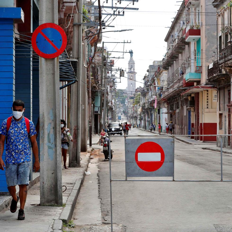 Un hombre camina por una calle cerrada en La Habana, Cuba. (EFE)