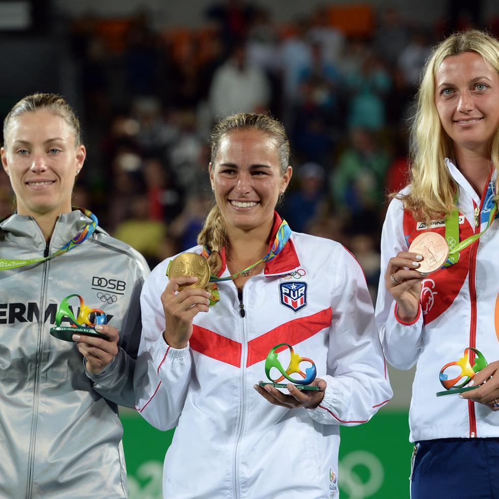 Mónica Puig, al centro, posando con su histórica medalla de oro en Río 2016 junto a Angelique Kerber (izquierda) a quien derrotó en la final, y al lado de la cheque Petra Kvitová (derecha) a quien venció en semifinales.