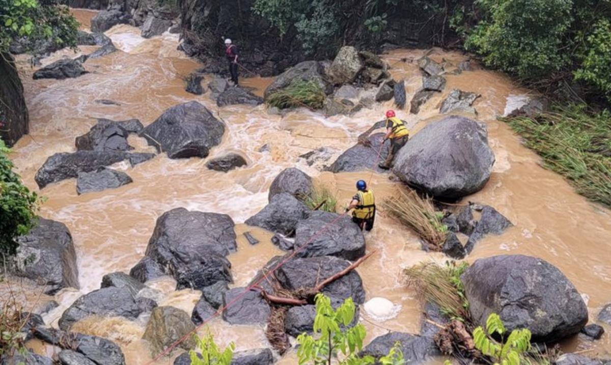Rescuers have resumed the search for two women who went missing in floods at La Soblera pond in Penulas.