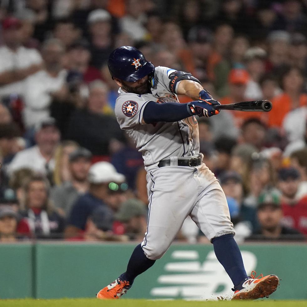Instante en el que José Altuve, de los Astros, batea un triple de dos carreras en el sexto inning ante los Red Sox de Boston.