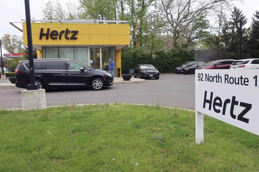 En esta fotografía de archivo del 6 de mayo de 2020, un establecimiento Hertz de renta de vehículos está cerrado debido a la pandemia de coronavirus, en Paramus, Nueva Jersey. (AP)