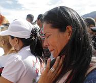 Una mujer llora al cruzar la frontera, mientras kioskos con música esperaban a los consumidores venezolanos.