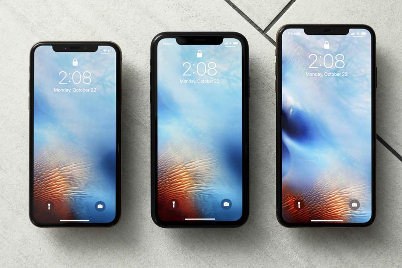 En esta imagen del 22 de octubre de 2018 se muestran, de izquierda a derecha, el iPhone XS, el iPhone XR y el iPhone XS Max en Nueva York.  (AP)