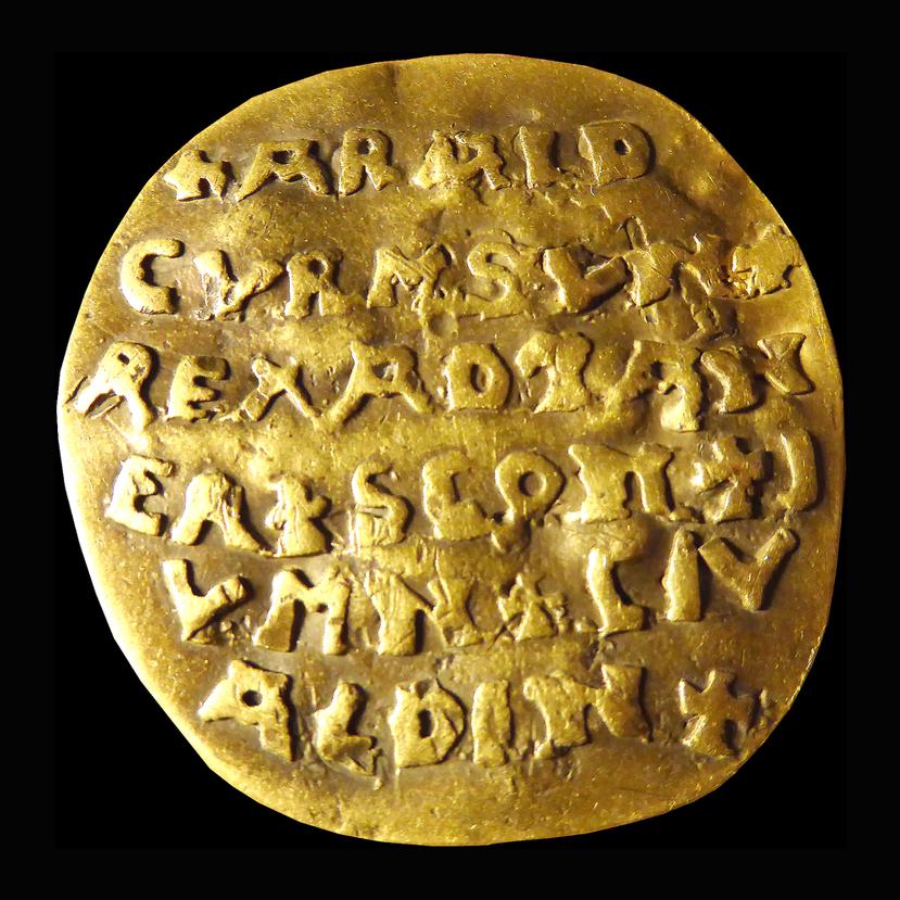 Una moneda del siglo X con el nombre del rey danés  Harald "Bluetooth" Gormsson (Curmsun en latín), sacada de una iglesia en Wiejkowo, Polonia.