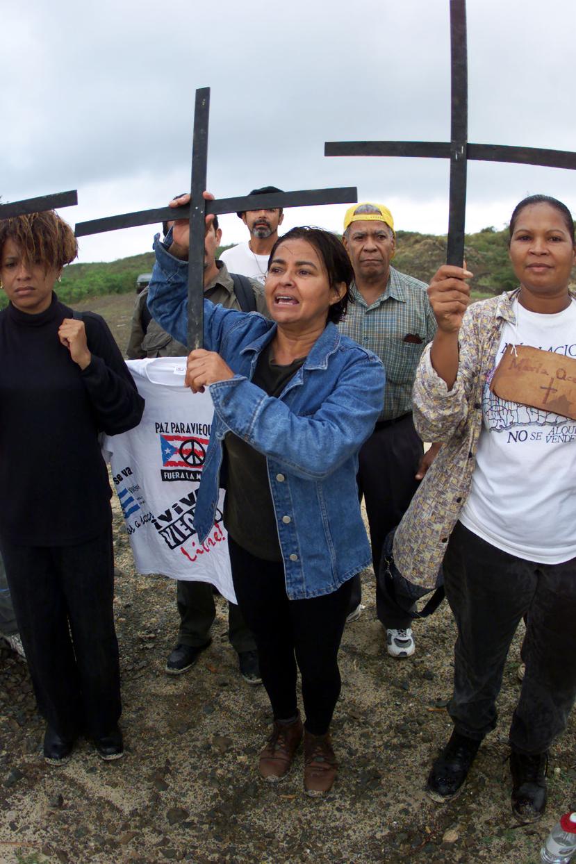 Nilda Medina, junto a otras mujeres, realizan un acto en memoria de los que han muerto por cáncer en Vieques,el 1 de junio de 2000, incidencia que se relaciona a las actividades de la Marina.
