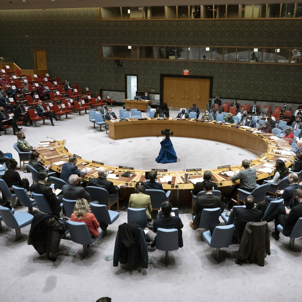 En esta imagen distribuida por Naciones Unidas, el Consejo de Seguridad se reúne en una sesión de emergencia sobre Ucrania, 21 de febrero de 2002, en la sede de la ONU. (Evan Schneider/Naciones Unidas vía AP)