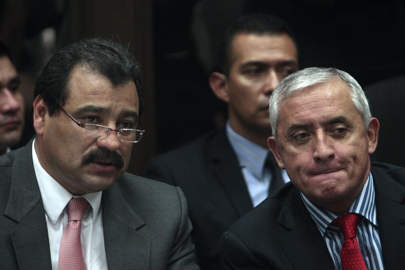 Pérez Molina (derecha) junto a su abogado.