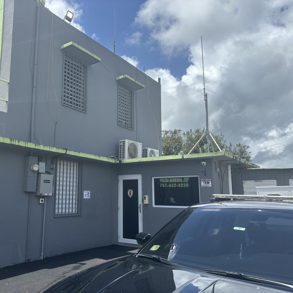 El cuartel de la policía municipal de Morovis donde Jackeline Santiago Rodríguez fue asesinada, presuntamente a manos de su pareja, Luis Cruz Santiago.