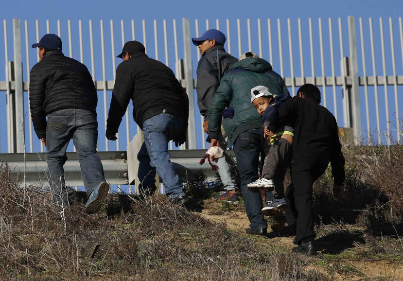 Migrantes hondureños, se dirigen de Tijuana, México, a la frontera con Estados Unidos para entregarse a agentes de la Patrulla Fronteriza. (AP/Moises Castillo)