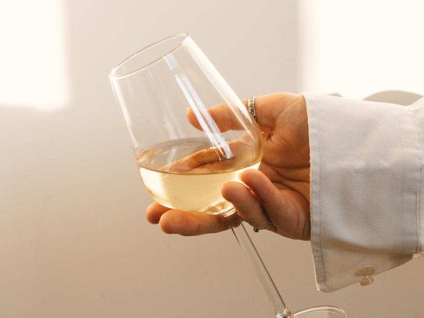 La Chardonnay se destaca como una de las variedades de uva más influyentes y apreciadas en el mundo vinícola que ha cautivado los paladares de los amantes del vino en todo el mundo.