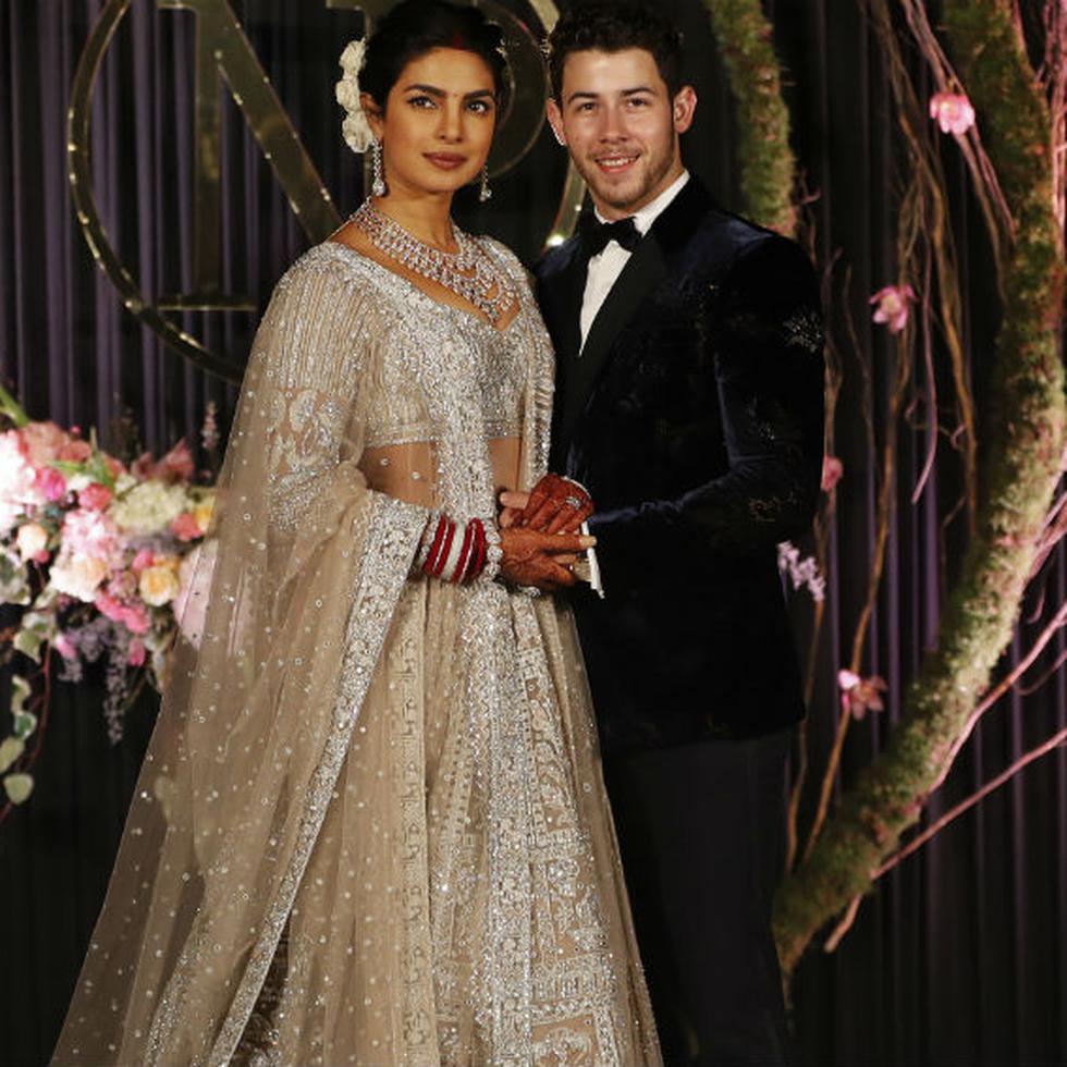 La actriz Priyanka Chopra y el cantante Nick Jonas posan para la prensa durante la recepción de su boda hindú. (Foto: AP)
