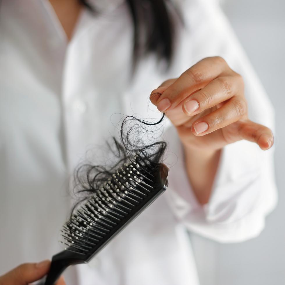 La caída de cabello puede ser un efecto secundario de algunos medicamentos, como los que se usan para tratar el cáncer, la artritis, la depresión, los problemas cardíacos, la gota y la presión arterial alta.