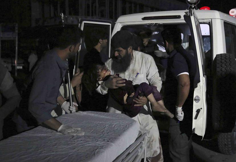 Hombres afganos llevan a una niña herida al hospital tras una gran explosión en Kabul, el lunes 2 de septiembre de 2019. (AP / Rahmat Gul)