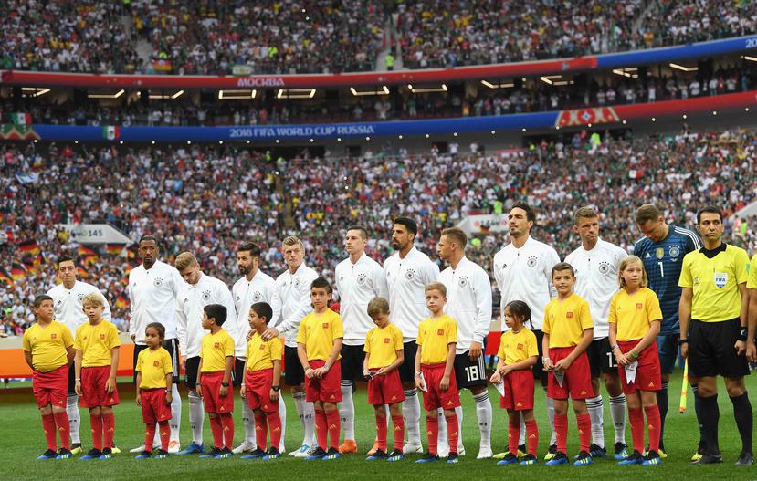 La niña puertorriqueña Emiliana (tercera desde la ezquierda) junto al futbolista alemán Timo Werner. (Suministrada)