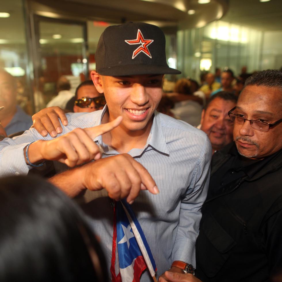 Carlos Correa fue recibido por una multitud delirante en el Aeropuerto Internacional Luis Muñoz Marín luego de su elección por los Astros en el Draft de 2012.