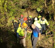 Recuperación del cuerpo del joven que cayó por un barranco en el Cerro Las Tetas de Cayey.