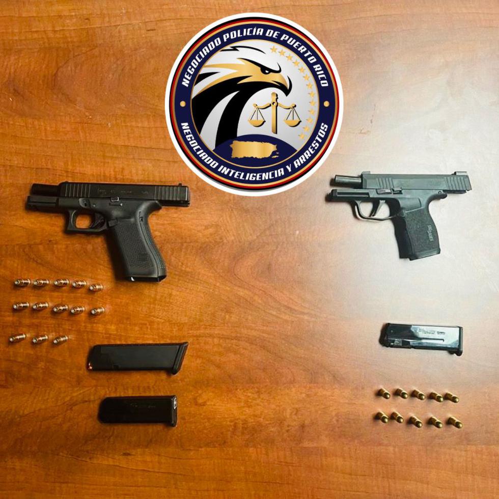 Las dos pistolas y municiones ocupadas a dos gatilleros, sospechosos del asesinato de un hombre de 74 años en Caimito, San Juan.