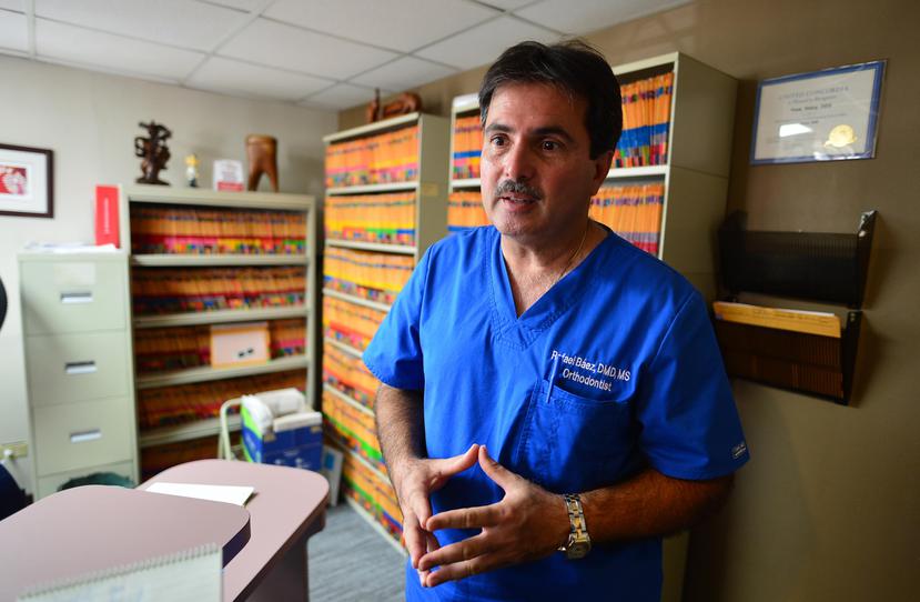 El ortodoncista Rafael Báez indicó que se ha resistido a irse del país por el compromiso que siente hacia sus pacientes.