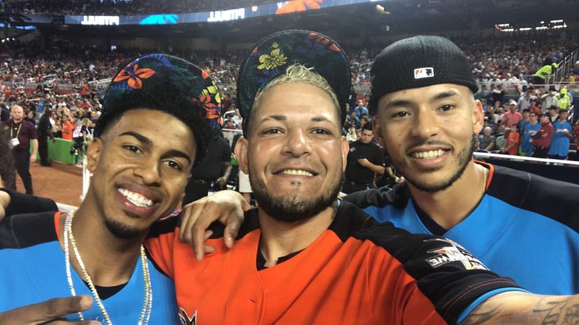 Francisco Lindor, Yadier Molina y Carlos Correa posan durante el Juego de Estrellas de Grandes Ligas la semana pasada en Miami. (Imagen tomada de Twitter)