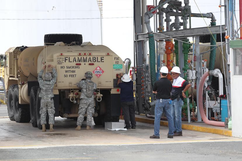Soldados de la Reserva del Ejército de Estados Unidos ayudaron a transportar diésel a los hospitales tras el huracán María. En la foto, Marangeli Matos, de HIMA San Pablo, mientras recibía uno de los tanques. (GFR Media)