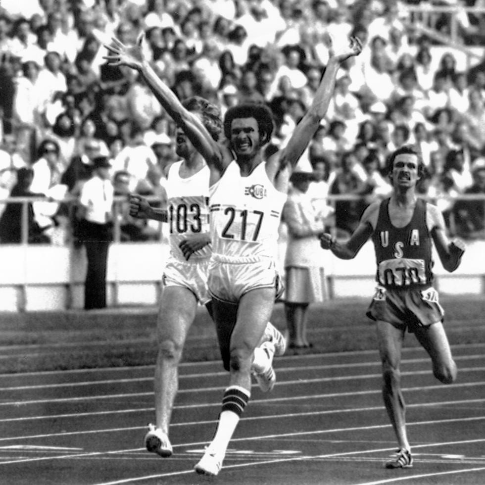El atleta cubano Alberto Juantorena celebra su victoria en la final olímpica de 800 metros de los Juegos de Montreal'76. EFE/Archivo
