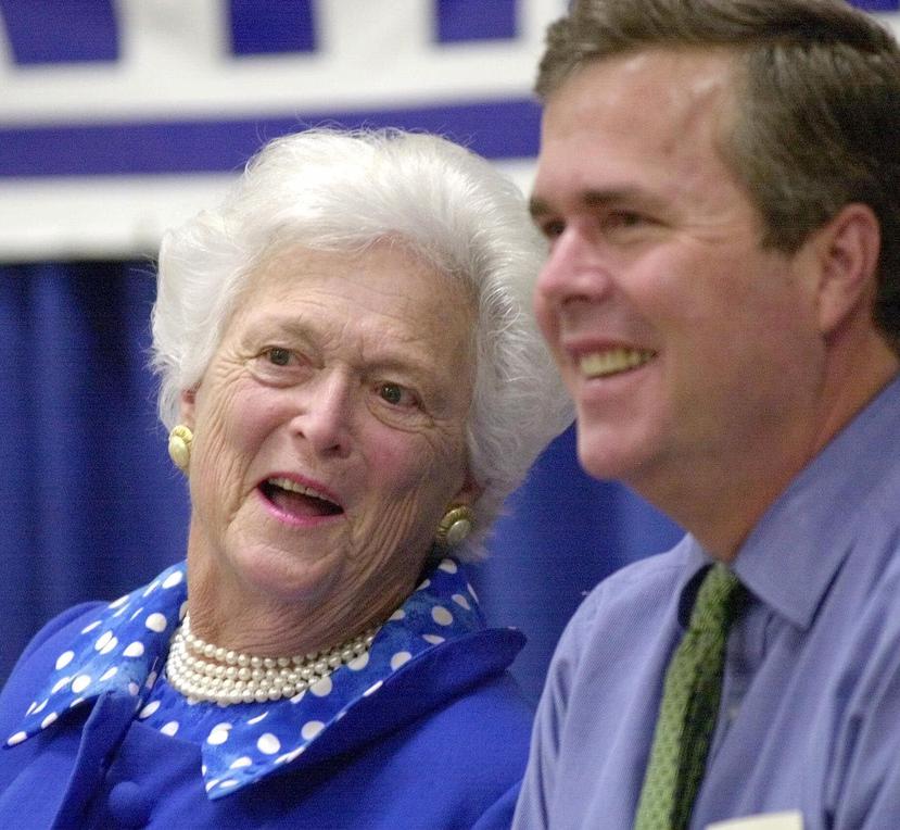 Barbara Bush junto a su hijo el exgobernador de Florida Jeb Bush. (AP)