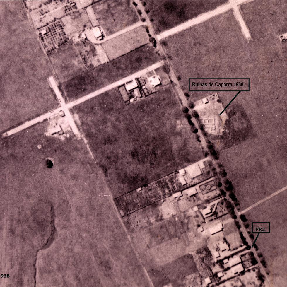 Foto aérea de 1938 donde se ven claramente las ruinas de la casa de Juan Ponce de León en Caparra.  Nótese su orientación en relación a la carretera PR2. Suministrada
