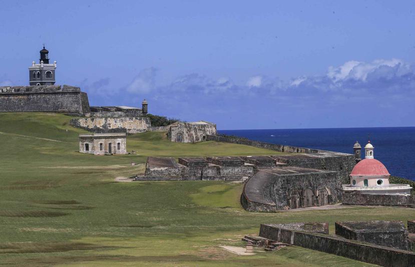 Vista desde El Morro hacia el océano Atlántico en el Viejo San Juan.