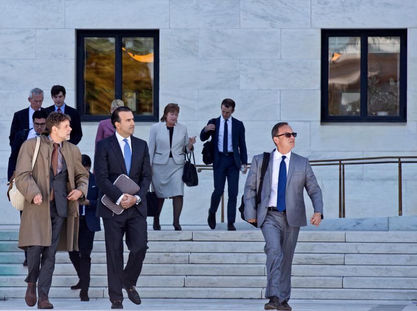 Miembros de la Junta de Supervisión Fiscal abandonan la sede del Tribunal Supremo de Estados Unidos tras la audiencia oral celebrada el pasado martes.