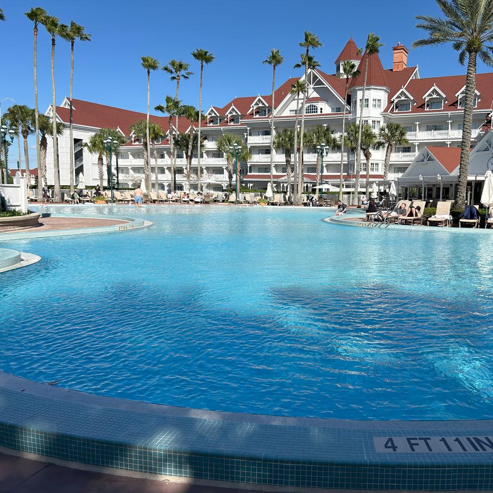 El Disney’s Grand Floridian Resort & Spa  es un hotel de lujo que cuenta con habitaciones en seis edificios junto al lago Seven Seas Lagoon de Disney World.