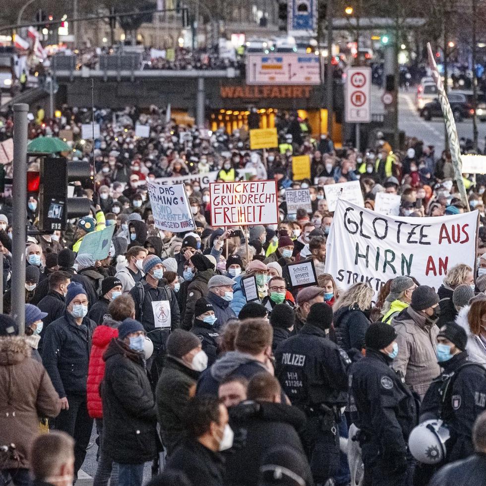Manifestantes se congregan en el centro de Hamburgo, Alemania, durante una protesta contra las medidas por el rebrote del coronavirus.
